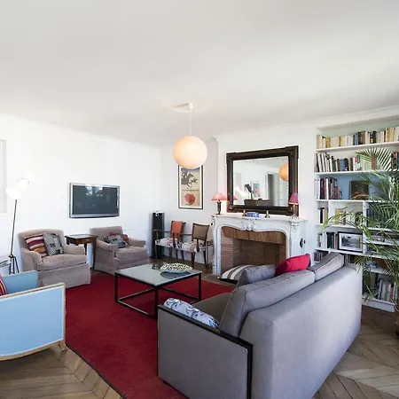 Veeve - Balcony Over The Tree-lined Boulevard Appartamento Parigi
